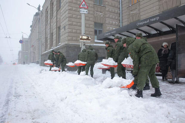 Минобороны Белоруссии: военные помогают ликвидировать последствия снегопада