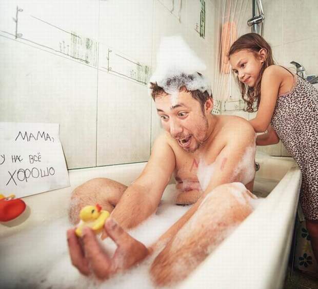 Папа и дочка отправляли самый лучший фотоотчет для мамы в командировке