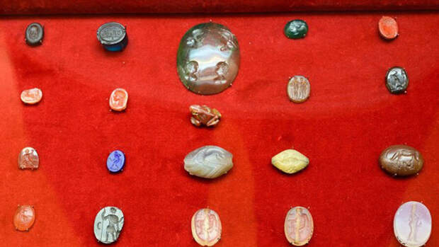 Археологи нашли множество полудрагоценных камней в стоке древнеримской бани