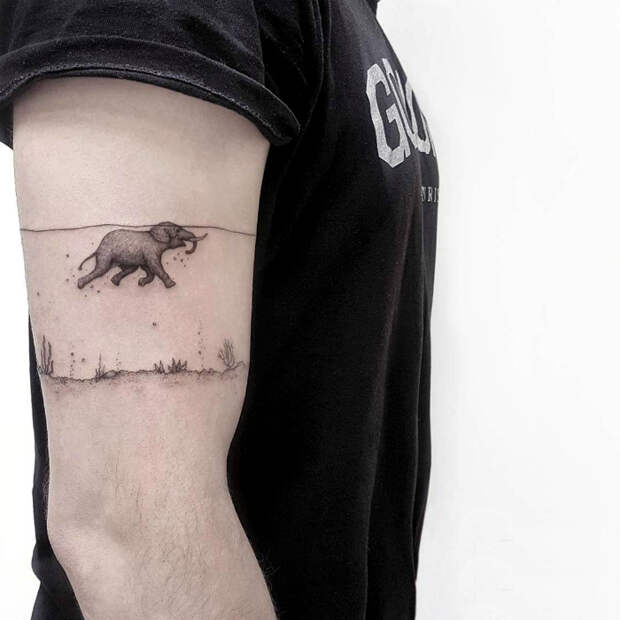 Татуировка с изображением плывущего слоника.