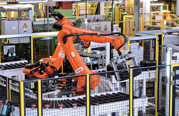 На крупнейшем российском автозаводе сборку и балансировку колес делают роботы