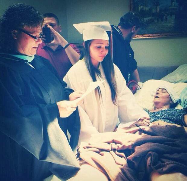 Девушка получает диплом о высшем образовании перед своей неизлечимо больной матерью душа, лучшее, фото