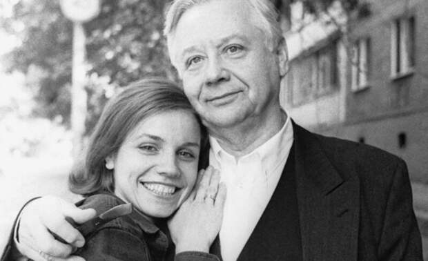 «Грубая и водянистая»: почему молодую избранницу 29-летнего Павла Табакова травят в Сети, сравнивая с его матерью?