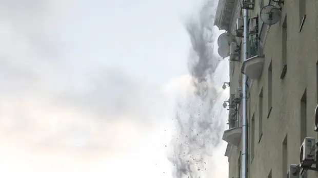 В Петербурге возбудили два уголовных дела после падения снега с крыш на людей