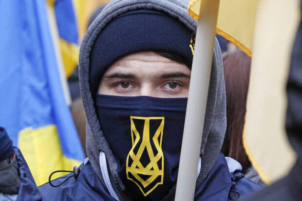 "Недобитые каратели" зиговали, оскорбляя украинских ветеранов в День Победы