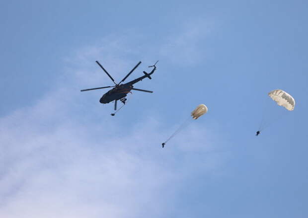 Военнослужащие Балтийского флота совершают прыжки с парашютом