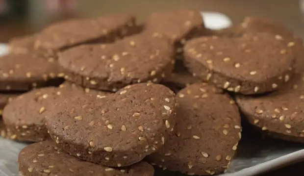 Быстрое шоколадное печенье с кунжутом