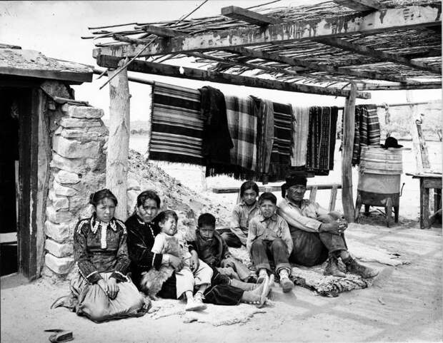Семья племени Навахо. Аризона, 1948 индейцы, история, навахо, фотография