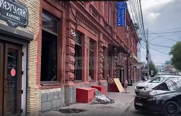 В Краснодаре произошел взрыв в ночном клубе "Амбар": от удара вылетели стекла с окон