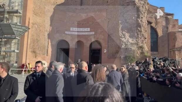 Церемония прощания с модельером Валентино Гаравани проходит в Риме