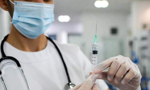 Академик Румянцев советует делать пять прививок для долголетия