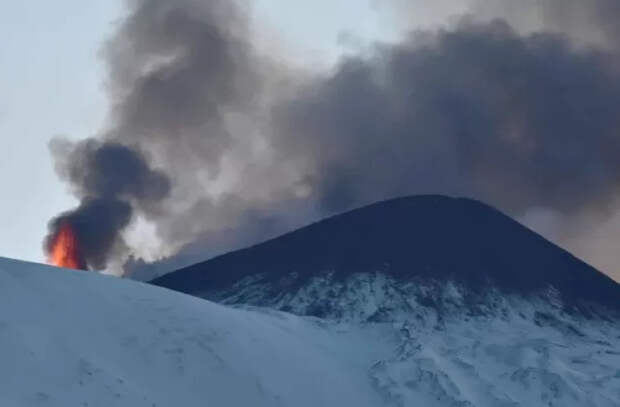 Вулкан Этна выбросил лаву на высоту до 400 метров
