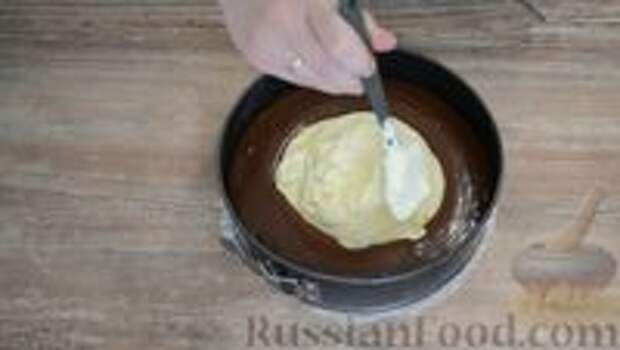 Фото приготовления рецепта: Шоколадный пирог-ватрушка с творожной начинкой - шаг №8
