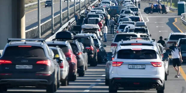 Альтернатива пробкам: Где водителям с детьми безопасно переждать заторы перед Крымским мостом