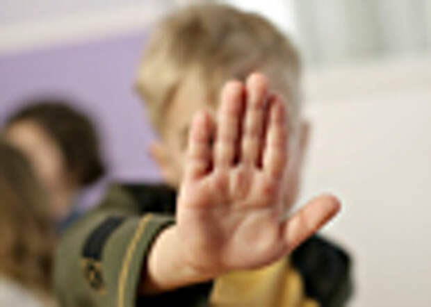 ребенок, мальчик, детский сад, обида, грусть, стоп, рука, дети, ювенальная юстиция | Фото: deti06.net