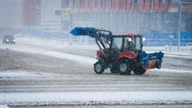 Улицы Волгограда от снега расчищают спецтехникой и совковыми лопатами