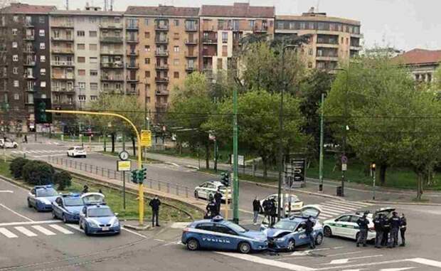 36. Две полицейские машины умудрились врезаться друг в друга в Милане, где дороги пустуют из-за карантина 36. Две полицейские машины умудрились врезаться друг в друга в Милане, где дороги пустуют из-за карантина
