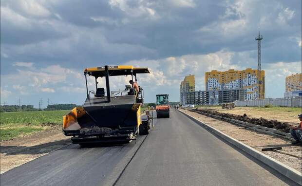 Рабочие уложили новый асфальт на новой дороге между КП "Крепость" и пос. Плодородным