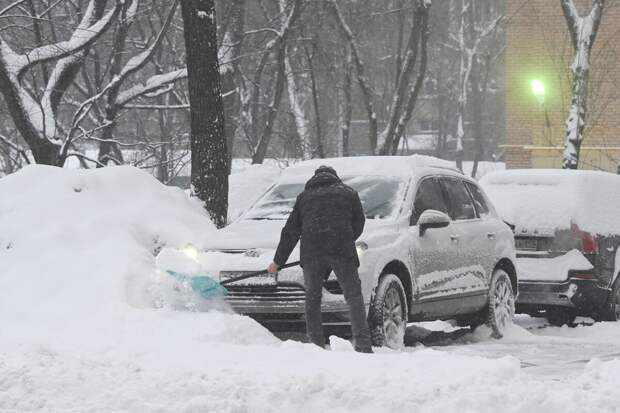 Врач Артищев: уборка снега лопатой сопоставима с полноценной тренировкой