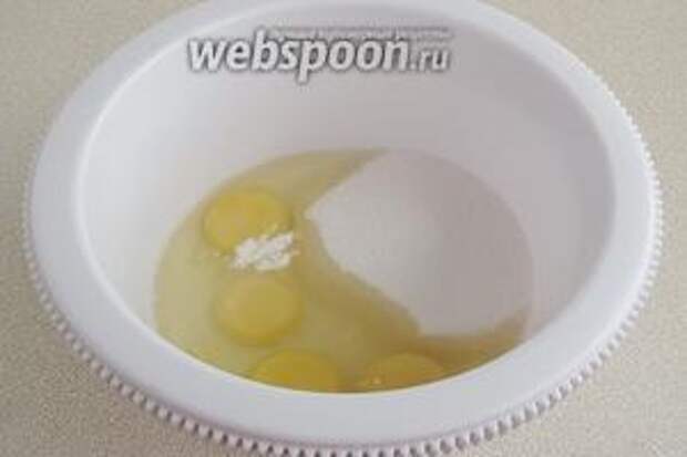 Яйца вбить в ёмкость для миксера, добавить ванильный и обычный сахар.
