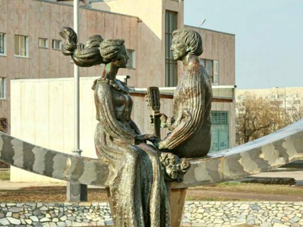 Фонтан - скульптурная композиция Любовь, посвящена В.Высоцкому и М.Влади в Волгодонске бюсты, высоцкий, памятники