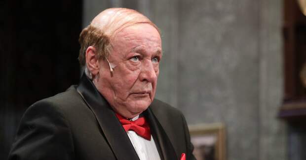 «Берегите нервы пенсионера»: Михаил Ефремов вернулся на сцену после длительного перерыва, а его стриптиз шокировал зрителей