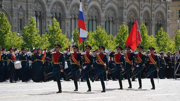 На Красную площадь вынесли Знамя Победы и флаг России