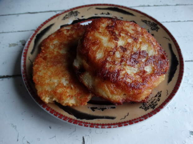 Мои фирменные пирожки. Тесто такое, что кажется, что мясная начинка укутана в запечённом сыре
