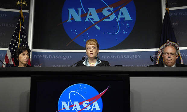 Ellen Ochoa, director of flight crew operations, NASA Johnson Space Center, Houston (left), Shana Dale, NASA deputy administrator, NASA Headquarters, Washington and Dr. Richard S. Williams, chief health and medical officer (center), NASA Headquarters answer questions during a news conference to discuss the findings of two reviews regarding astronaut medical and behavioral health assessments, Friday, July 27, 2007, at NASA Headquarters in Washington. Photo Credit: "NASA/Bill Ingalls