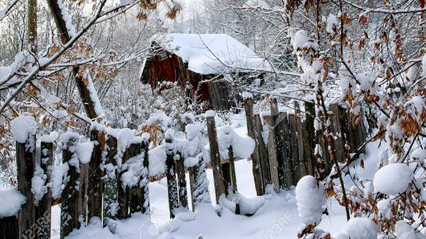 «Забор упал, но замок висит»: почему мы бросаем родовые гнезда на растерзание времени, но ни за что их не продаем