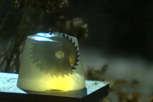 Ютубер собрал чудовищный арбалет, стреляющий дисковыми пилами