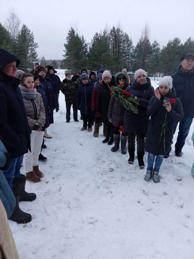 В Андреаполе в Тверской области жители возложили цветы к братским могилам