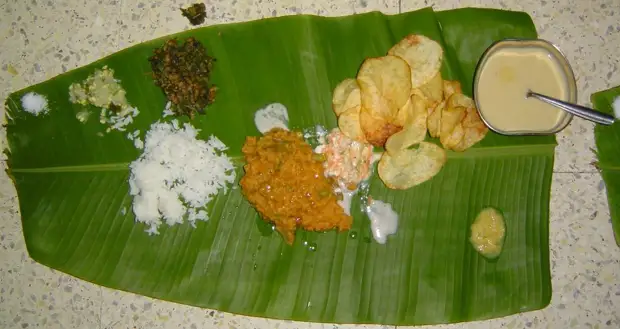 Еда, которая подается в Индии на банановых листьях