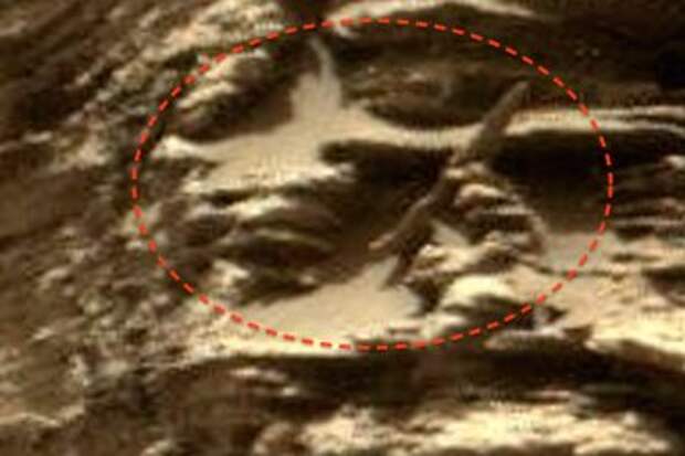 Марсоход Curiosity сфотографировал на Марсе статую с ручкой в руке