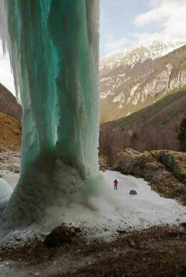 Замерзший водопад.