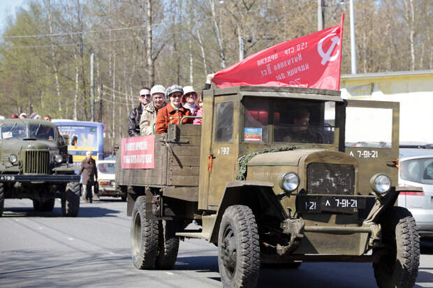 Проезд ретротехники с участием ветеранов начнется сразу после парада Победы на Дворцовой площади