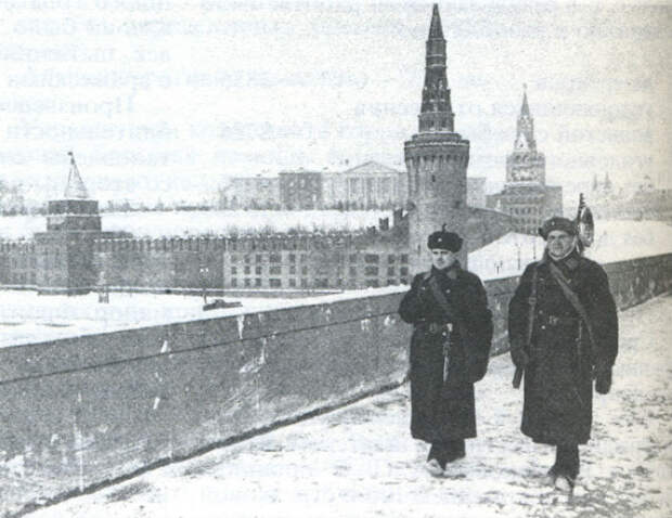 Снимок сделан с Москворецкого моста, откуда виден юго-восточный угол Кремля с Беклемишевской башней замаскированные под жилой дом. | Фото: orthodoxmoscow.ru. Снимок сделан с Москворецкого моста, откуда виден юго-восточный угол Кремля с Беклемишевской башней замаскированные под жилой дом. | Фото: orthodoxmoscow.ru.