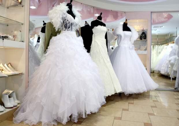 Зачастую после свадьбы платье просто пылится в шкафу / Фото: wedding.4banket.ru