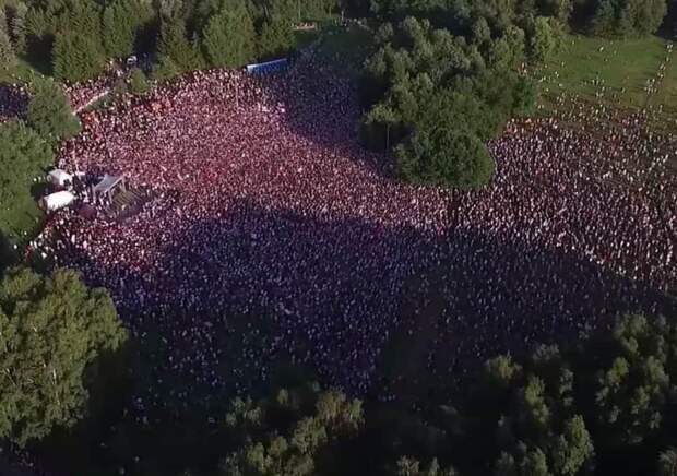 10 фото с самого массового митинга в Беларуси в поддержку Тихановской