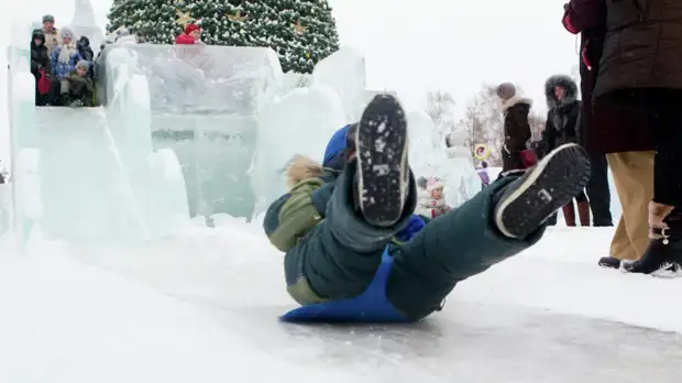 В Челябинске из-за тепла в ледовых городках закрыли горки для катания