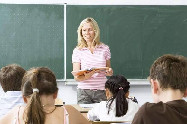 В РФ призвали включить беседу об эскорте в школьную программу