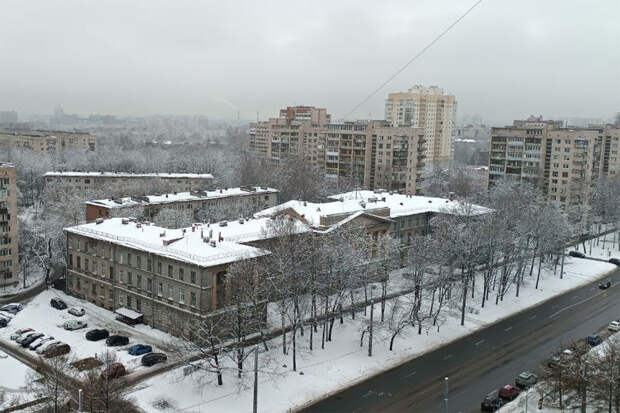 "112": Экскаватор завалился на бок во время сноса здания ВНИИБа в Петербурге