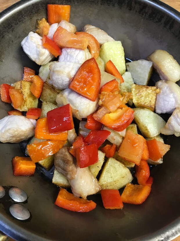 Грузинская жгучая скоблянка - казалось бы, просто обжаренное мясо с овощами, но получается бесподобно