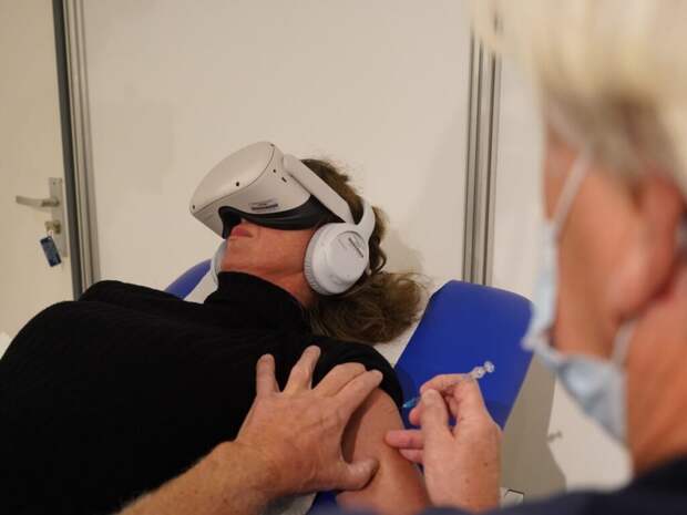 В Нидерландах пациентам, боящимся вакцинации, выдают VR-очки