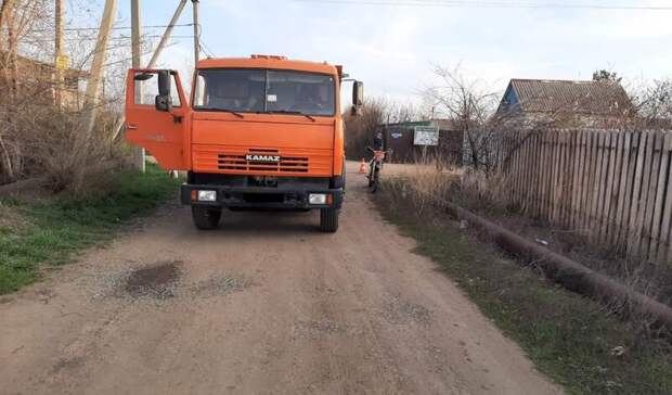 В Оренбургской области подростки на мотоцикле врезались в КамАЗ