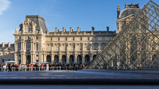 В одном из залов Лувра произошла крупная протечка воды