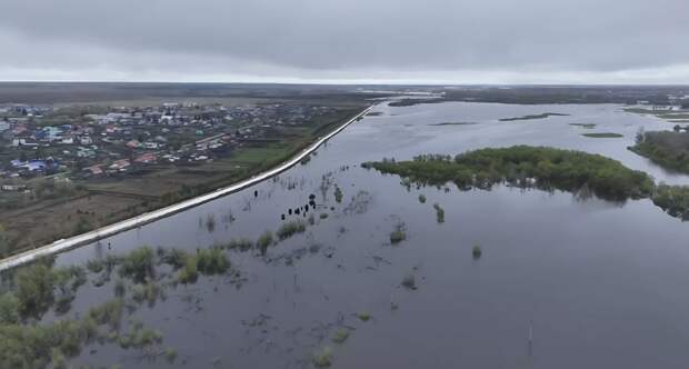 В разрушении дамбы на реке Иртыш обвинили рыбаков-автомобилистов