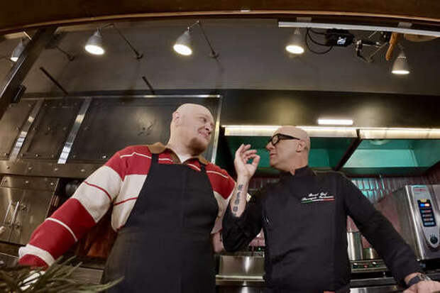 Комик Михаил Стогниенко стал ведущим шоу «Особенности национальной кухни»