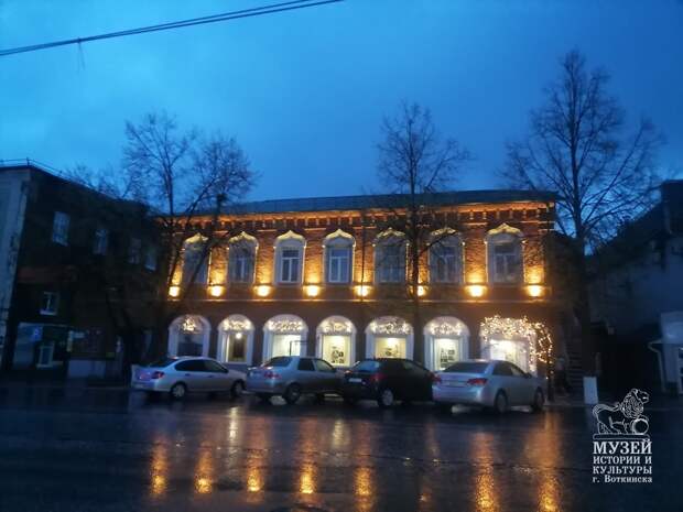 На фасаде музея истории Воткинска установили декоративную подсветку