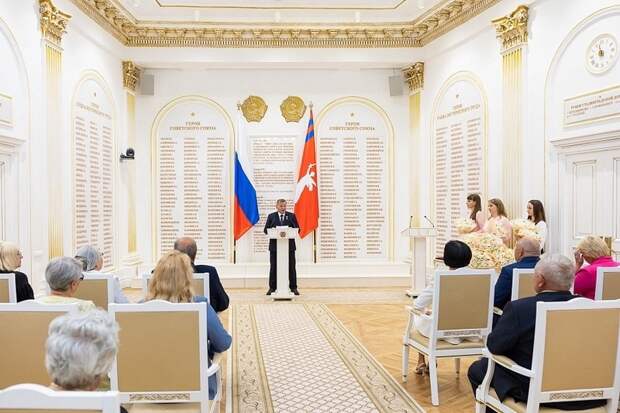 Губернатор Волгоградской области впервые вручил региональные награды жителям